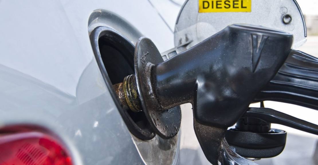 Alguna vez puede suceder que al repostar combustible en nuestro vehículo, nos confundamos y echemos el tipo de combustible equivocado en el tanque. Esta situación puede parecer un gran problema, pero hay ciertas cosas que puedes hacer para minimizar los daños. En primer lugar, es importante no encender el coche. Si lo haces, el combustible incorrecto circulará por el motor y aumentará el daño. Si ya has encendido el coche, apágalo lo antes posible. Después, llama a la grúa o servicio de asistencia en carretera para que remolquen tu vehículo al taller más cercano. Es importante no intentar conducir el coche ya que esto podría aumentar el daño. En el taller, el mecánico drenará todo el combustible y limpiará el sistema antes de volver a llenar el tanque con el combustible correcto. En algunos casos, puede ser necesario reemplazar algunas partes del sistema de combustible, como el filtro de combustible o la bomba de combustible. Es importante tener en cuenta que el costo de la reparación puede ser bastante elevado, así que es recomendable que siempre estés seguro del tipo de combustible que necesitas para tu vehículo antes de repostar. Si tienes alguna duda, revisa el manual del propietario o consulta con el personal de la estación de servicio. De esta manera, podrás evitar costosas reparaciones y mantener tu coche en buen estado.