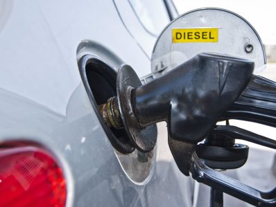 Alguna vez puede suceder que al repostar combustible en nuestro vehículo, nos confundamos y echemos el tipo de combustible equivocado en el tanque. Esta situación puede parecer un gran problema, pero hay ciertas cosas que puedes hacer para minimizar los daños. En primer lugar, es importante no encender el coche. Si lo haces, el combustible incorrecto circulará por el motor y aumentará el daño. Si ya has encendido el coche, apágalo lo antes posible. Después, llama a la grúa o servicio de asistencia en carretera para que remolquen tu vehículo al taller más cercano. Es importante no intentar conducir el coche ya que esto podría aumentar el daño. En el taller, el mecánico drenará todo el combustible y limpiará el sistema antes de volver a llenar el tanque con el combustible correcto. En algunos casos, puede ser necesario reemplazar algunas partes del sistema de combustible, como el filtro de combustible o la bomba de combustible. Es importante tener en cuenta que el costo de la reparación puede ser bastante elevado, así que es recomendable que siempre estés seguro del tipo de combustible que necesitas para tu vehículo antes de repostar. Si tienes alguna duda, revisa el manual del propietario o consulta con el personal de la estación de servicio. De esta manera, podrás evitar costosas reparaciones y mantener tu coche en buen estado.