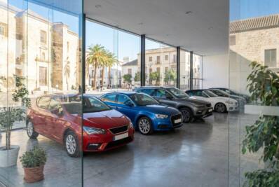 Coches km 0 y seminuevos expuestos en un concesionario